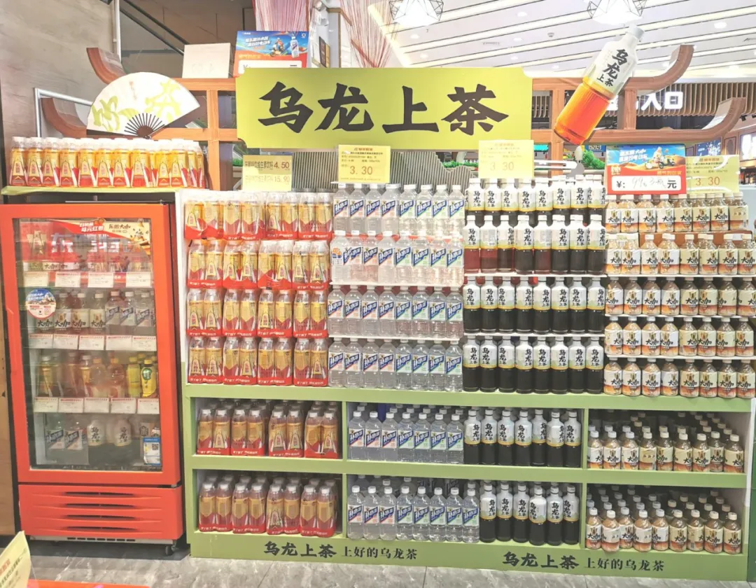 冲刺 200 亿的东鹏饮料开经销商会议：要挤占 3 元无糖茶，硬刚奶茶赛道