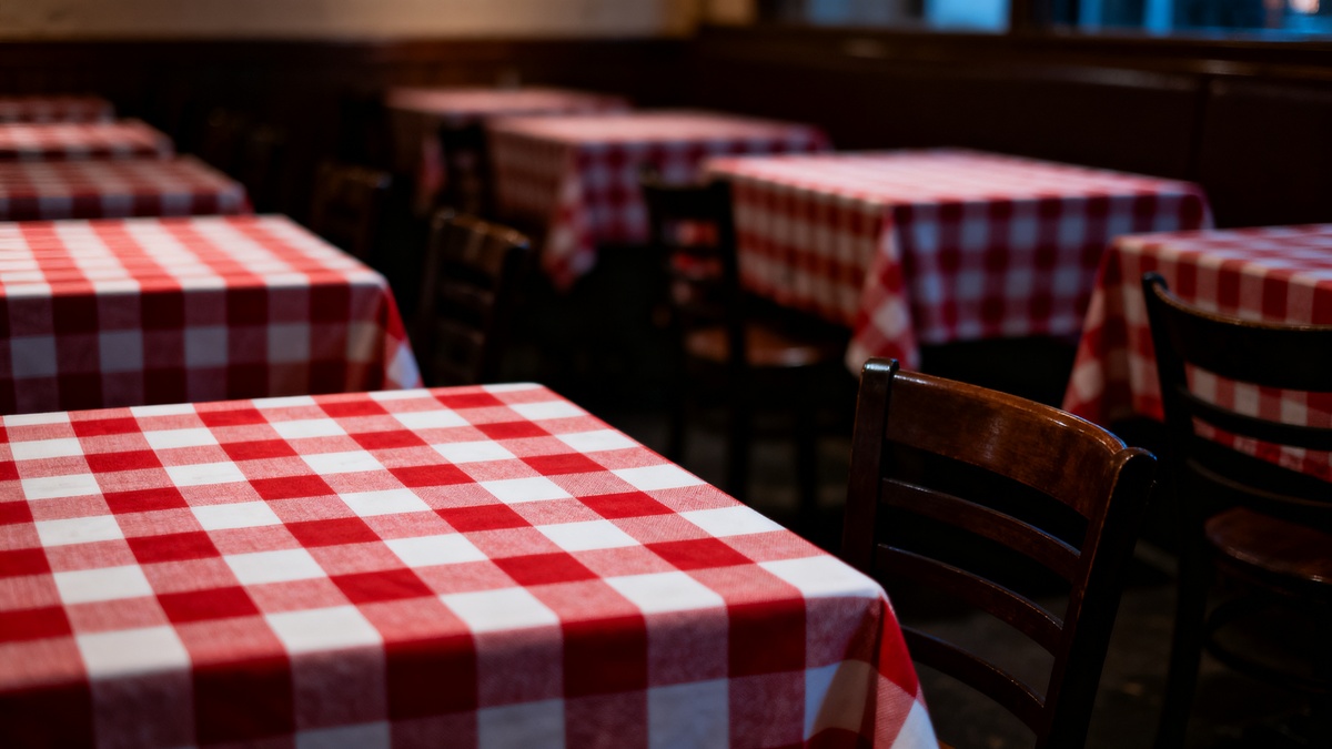 一次性关店102家、1月生意同比下滑50%，风波后给员工和消费者“补贴”几个亿没用？