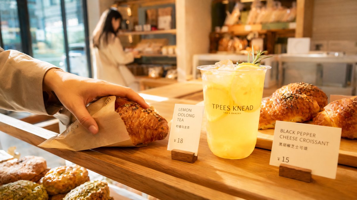 柠檬向右全国首家新鲜零食店上海开业,主打现烤短保与9.9元平价
