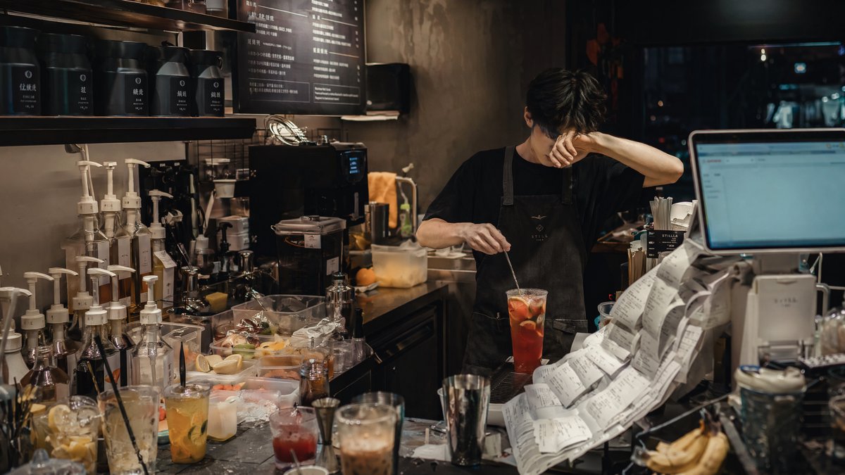 瑞幸库迪古茗等茶咖店SKU激增,菜单变长引发店员工作压力热议