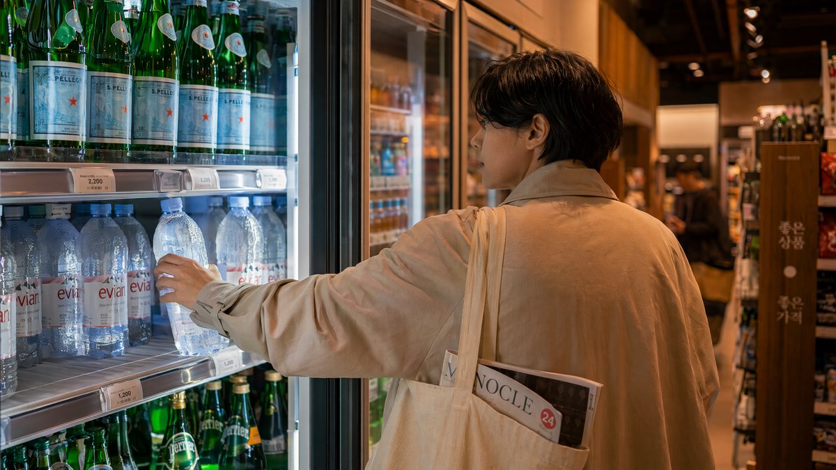 中国便利店畅销品名单发布:水饮占六成,农夫山泉娃哈哈长销,泉阳泉入局