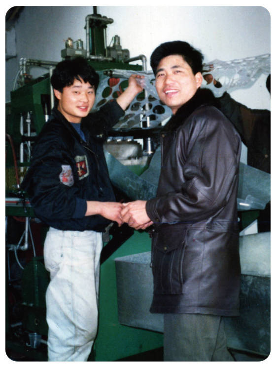 背靠香飘飘和蜜雪冰城,每件只赚1分钱的生意也要IPO了